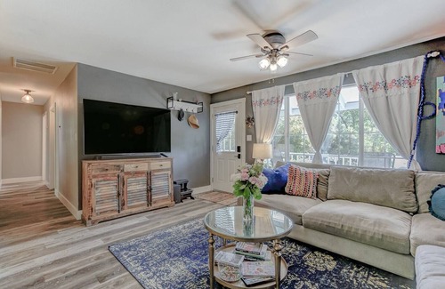 Lakehead-Lakeshore Cabaña | Cheerful 1-Bedroom Lake Cottage