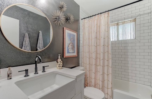 Lakehead-Lakeshore Cabaña | Cheerful 1-Bedroom Lake Cottage