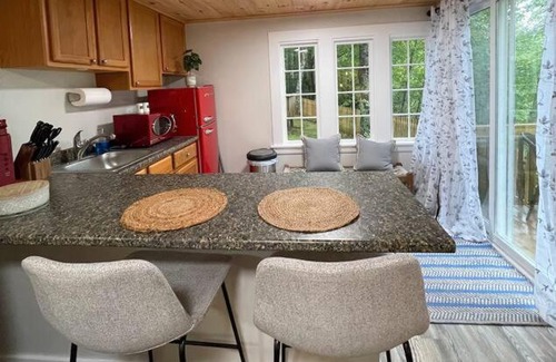 Edgecomb Casa | Cheerful 1 Bedroom Cottage Close to Everything 2