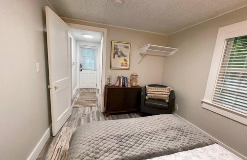 Edgecomb Casa | Cheerful 1 Bedroom Cottage Close to Everything 2