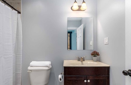 Durham Region Casa | Cheerful 1-Master Bedroom With Separate Entrance