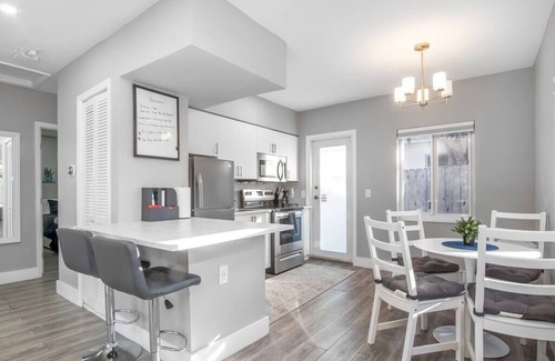 Poinsettia Heights Casa | Cheerful 2 BDR Unit by Beach, Mall, and Downtown