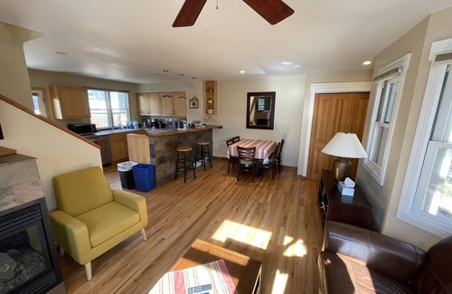 Downtown Condominio | Cheerful 2 Bdrm / 1.5 Bath Pearl St. Condo