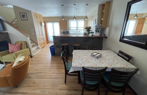 Downtown Condominio | Cheerful 2 Bdrm / 1.5 Bath Pearl St. Condo