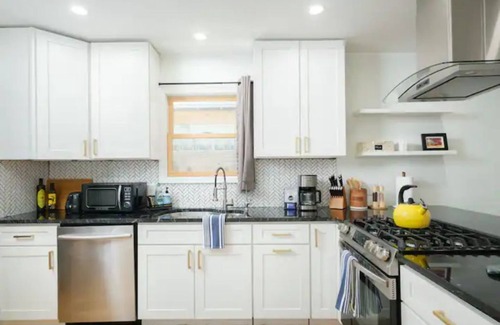 Pleasant Street Casa | Cheerful 2-BDRM/2.5 Bathroom Home Near DWTN & UF