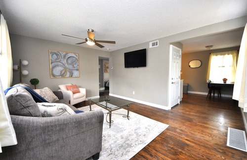 St. Charles Historic District Casa | Cheerful 2-Bed Townhome Near Park w Garage Parking