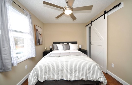 St. Charles Historic District Casa | Cheerful 2-Bed Townhome Near Park w Garage Parking