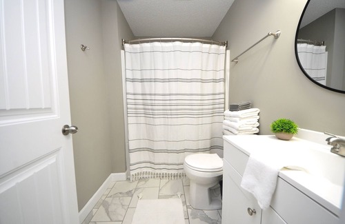 St. Charles Historic District Casa | Cheerful 2-Bed Townhome Near Park w Garage Parking