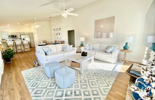 Pass Christian Casa | Cheerful 2-Bedroom Home on the Water with a Pool