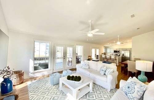 Pass Christian Casa | Cheerful 2-Bedroom Home on the Water with a Pool