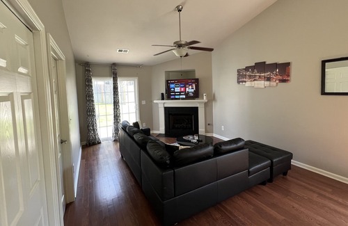 West Columbia Casa | Cheerful 2-bedroom house with indoor fireplace, few miles way from lake Murry
