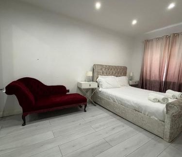 Lacey Green Casa | Cheerful 2 Bedroom Bungalow fully Furnished