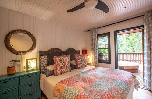 Sedgefield Casa | Cheerful 2 bedroom Cabin nestled in the trees