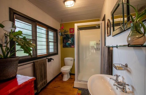 Sedgefield Casa | Cheerful 2 bedroom Cabin nestled in the trees