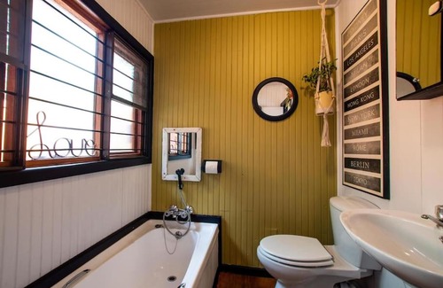 Sedgefield Casa | Cheerful 2 bedroom Cabin nestled in the trees