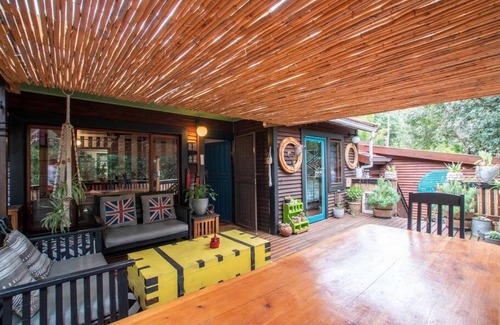 Sedgefield Casa | Cheerful 2 bedroom Cabin nestled in the trees