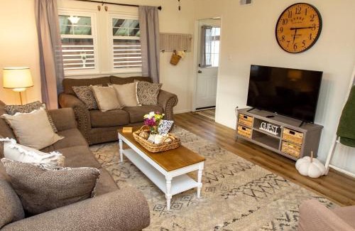 Decatur Casa | Cheerful 2 Bedroom Cottage on 5th