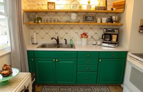 Decatur Casa | Cheerful 2 Bedroom Cottage on 5th