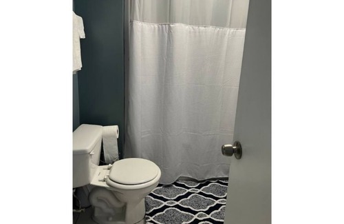 Charlotte Casa | Cheerful 2 bedroom, fireplace, office and laundry