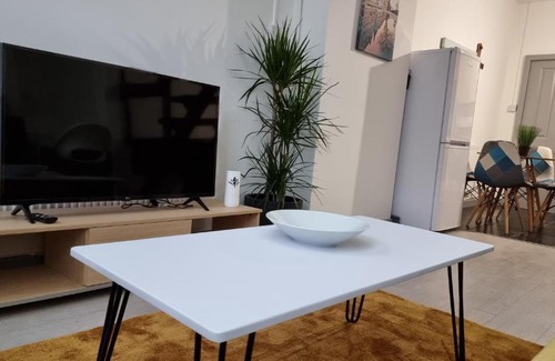 Stoke-on-Trent Casa | Cheerful 2 Bedroom home in Stoke on Trent