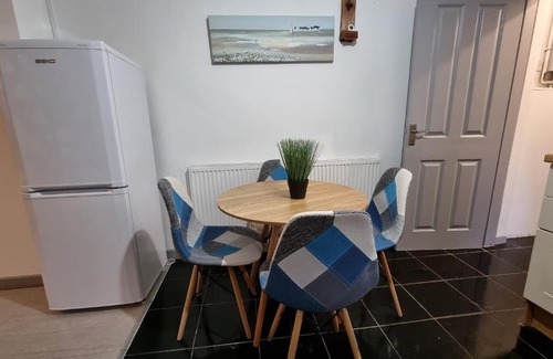 Stoke-on-Trent Casa | Cheerful 2 Bedroom home in Stoke on Trent