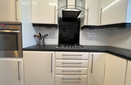 Liverpool Casa | Cheerful 2 Bedroom Home with Off-road parking
