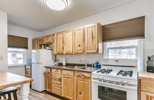 Des Moines Casa | Cheerful 2 Bedroom Home only a mile to Fairgrounds