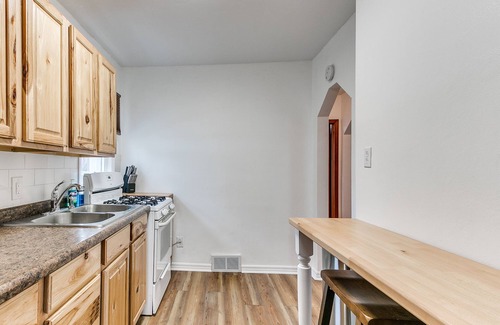 Des Moines Casa | Cheerful 2 Bedroom Home only a mile to Fairgrounds