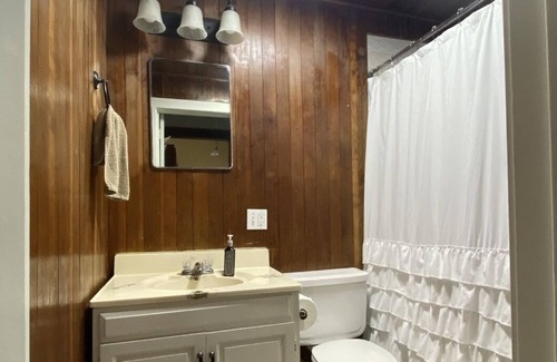 Atchison Casa | Cheerful 2 Bedroom Home with Parking and WiFi