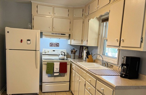Homewood Casa | Cheerful 2-bedroom Home in West Homewood