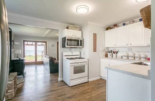 Kent Casa | Cheerful 2 Bedroom home on Lake Ontario