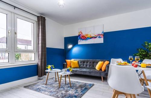 Glasgow Apartamento | Cheerful 2 Bedroom Homely Apartment, Sleeps 4 Guest Comfy, 1x Double Bed, 2x Single Beds, Free Parking, Free WiFi, Suitable For Business, Leisure Guest, Contractors, QE Hospital, Glasgow, Near Airport & City Centre