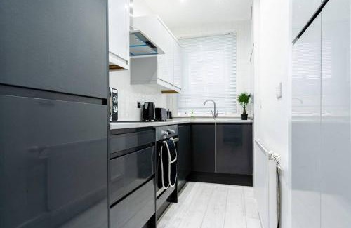 Glasgow Apartamento | Cheerful 2 Bedroom Homely Apartment, Sleeps 4 Guest Comfy, 1x Double Bed, 2x Single Beds, Free Parking, Free WiFi, Suitable For Business, Leisure Guest, Contractors, QE Hospital, Glasgow, Near Airport & City Centre