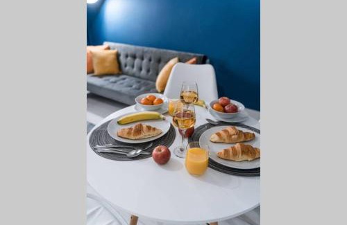 Glasgow Apartamento | Cheerful 2 Bedroom Homely Apartment, Sleeps 4 Guest Comfy, 1x Double Bed, 2x Single Beds, Free Parking, Free WiFi, Suitable For Business, Leisure Guest, Contractors, QE Hospital, Glasgow, Near Airport & City Centre