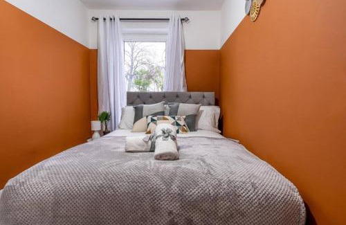 Glasgow Apartamento | Cheerful 2 Bedroom Homely Apartment, Sleeps 4 Guest Comfy, 1x Double Bed, 2x Single Beds, Free Parking, Free WiFi, Suitable For Business, Leisure Guest, Contractors, QE Hospital, Glasgow, Near Airport & City Centre