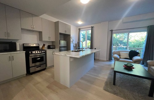 Pelham Casa | Cheerful 2 bedroom house in a quiet neighborhood.