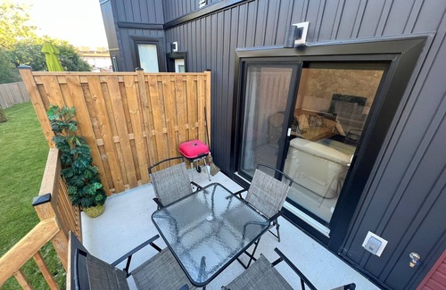 Pelham Casa | Cheerful 2 bedroom house in a quiet neighborhood.
