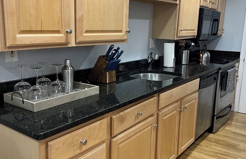 Canton Casa | Cheerful 2-bedroom row house with rooftop deck!