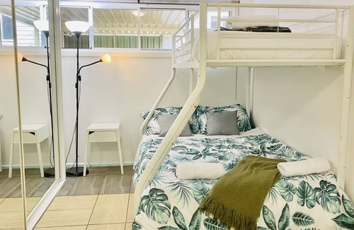 Umina Beach Cabaña | Cheerful 2b cottage stroll to beach *dog* friendly