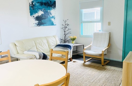 Umina Beach Cabaña | Cheerful 2b cottage stroll to beach *dog* friendly