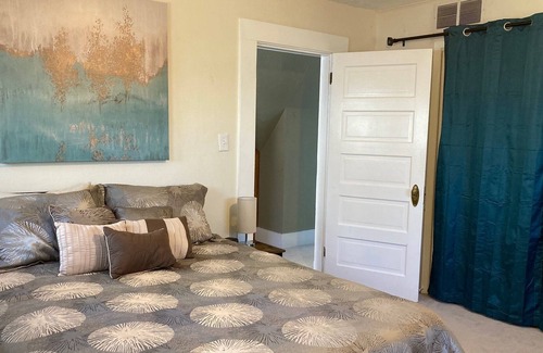 Central Hyde Park Apartamento | Cheerful 2BR - close to downtown KC!