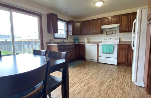 Neenah Casa | Cheerful 2BR near I41