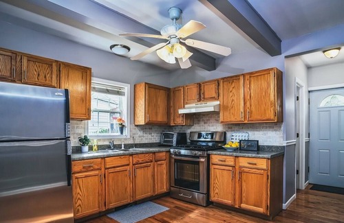 Lake Catherine Casa | Cheerful 3 bdrm home next to the lake, with free parking on premise