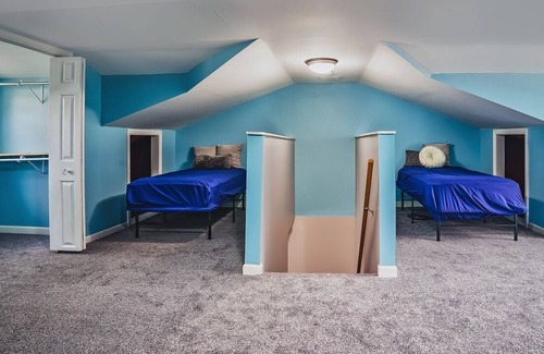 Lake Catherine Casa | Cheerful 3 bdrm home next to the lake, with free parking on premise