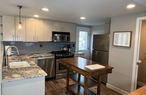 Warren Casa | Cheerful 3 bed/2.5 bath home w/ hot tub - sleeps 9
