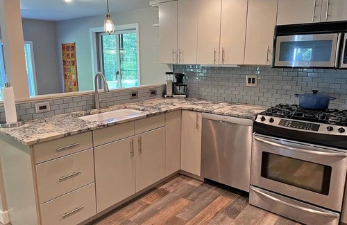 Warren Casa | Cheerful 3 bed/2.5 bath home w/ hot tub - sleeps 9