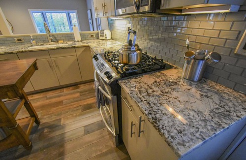 Warren Casa | Cheerful 3 bed/2.5 bath home w/ hot tub - sleeps 9
