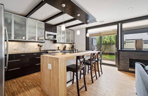 South Side Flats Casa | Cheerful 3 bed room home close to restaurants & bars.