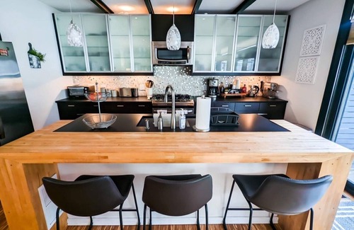 South Side Flats Casa | Cheerful 3 bed room home close to restaurants & bars.