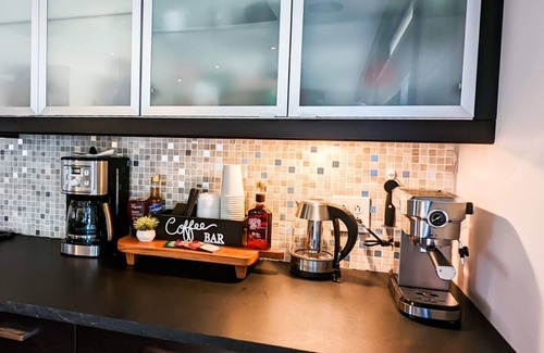 South Side Flats Casa | Cheerful 3 bed room home close to restaurants & bars.